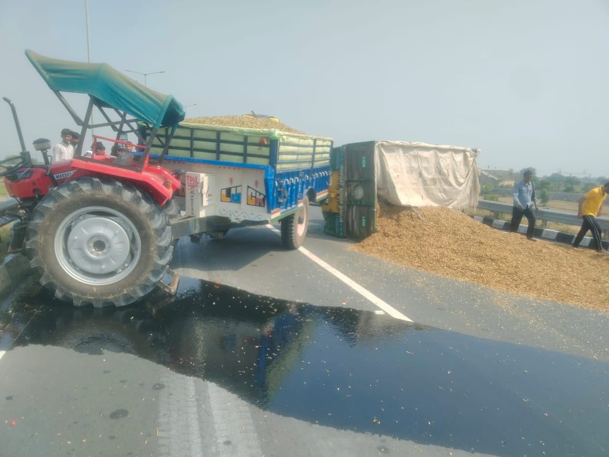 Tractor-trolley overturned on Parai bridge