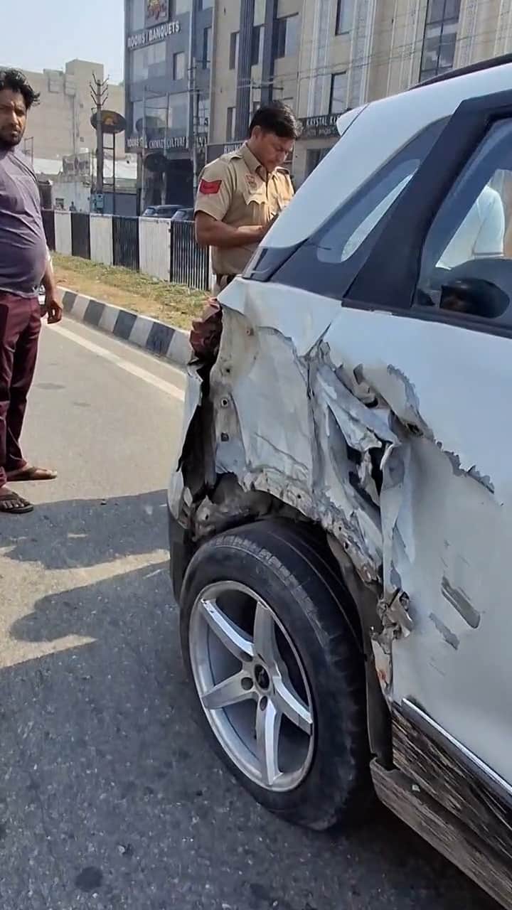 Uncontrolled truck hits car and tempo on GT Road