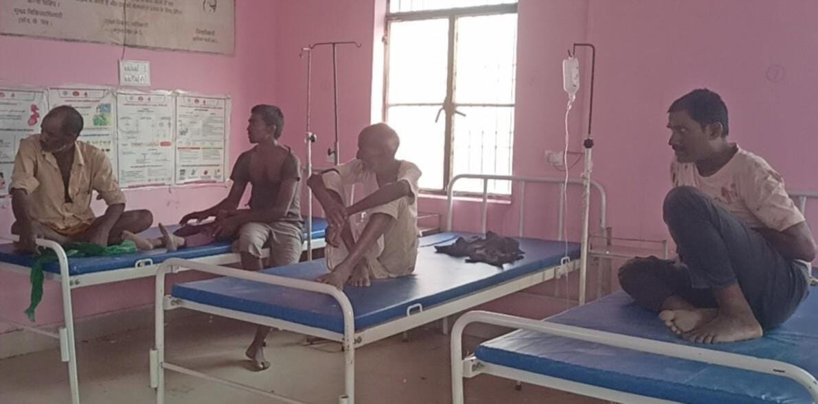 इकौना के मैनिहवा गांव में हुई मारपीट में घायल लोग।
