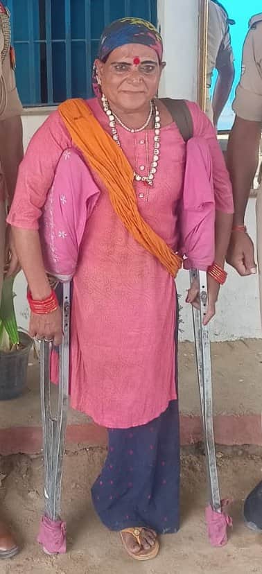 जीआरपी द्वारा गिरफ्तार फरार अपराधी महिला बनकर भीख मांगते हुए। जीआरपी