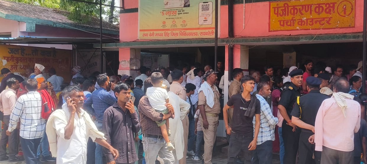 People fall ill in the heat, crowds gather at the district hospital