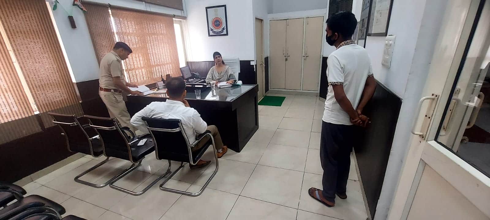जिला जेल में लोक अदालत के दौरान सुनवाई करतीं सीजेएम वर्षा शर्मा। विभाग