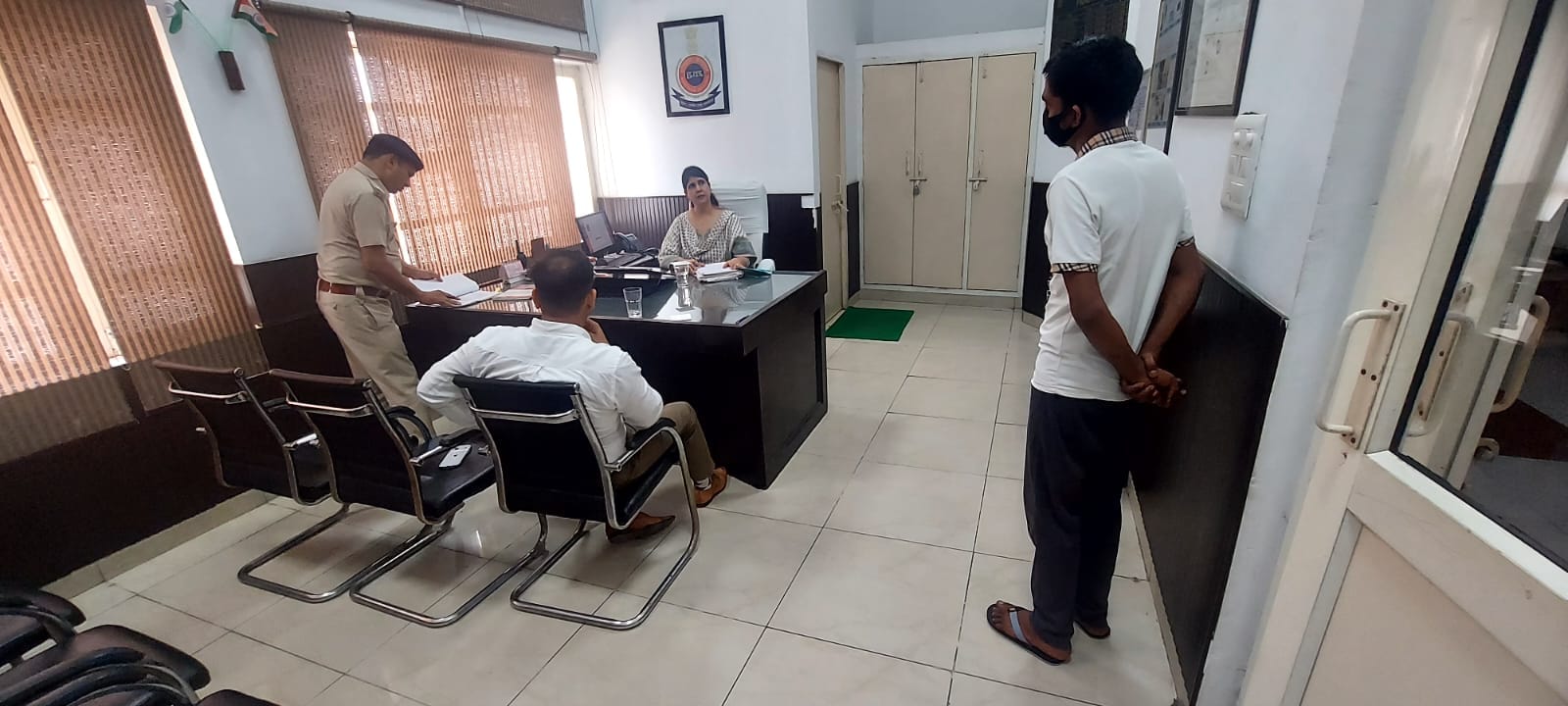 जिला जेल में लोक अदालत के दौरान सुनवाई करतीं सीजेएम वर्षा शर्मा। विभाग
