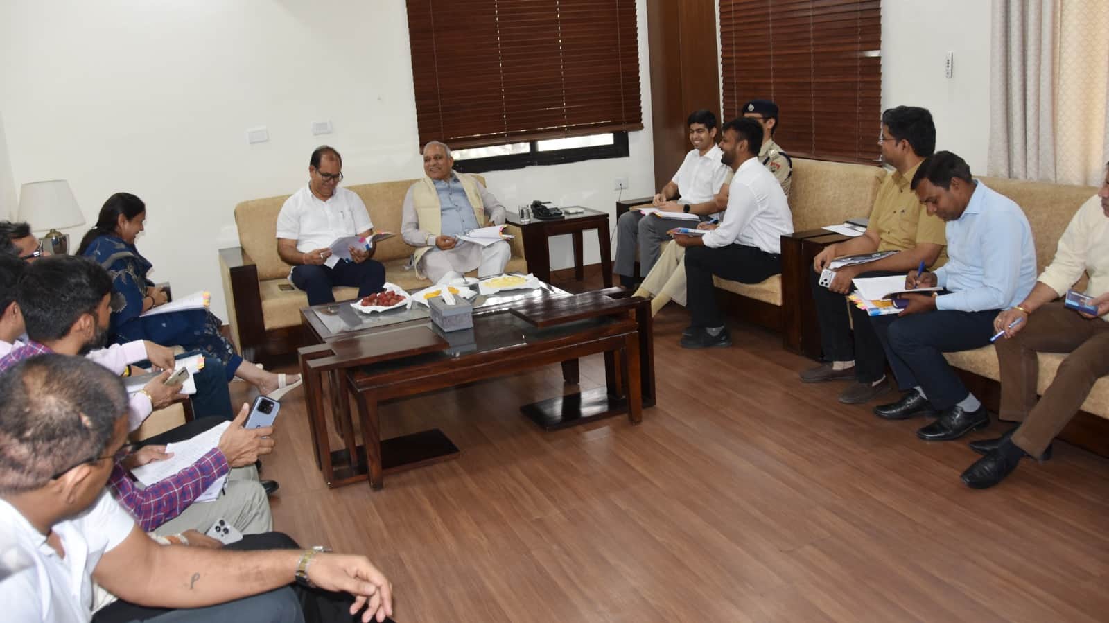 जिला विकास एवं निगरानी कमेटी की बैठक लेते मंत्री रणबीर गंगवा। स्रोत : प्रवक्ता