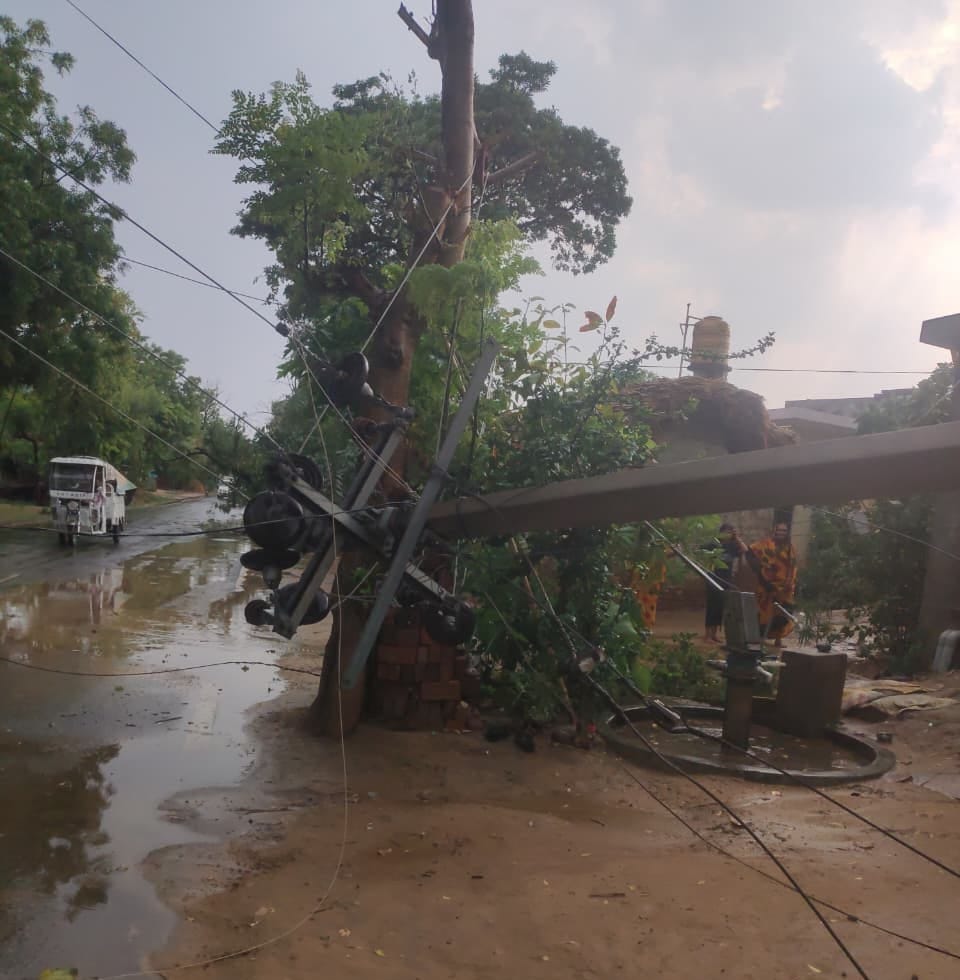 Storm and rain blew away the electricity of 100 villages