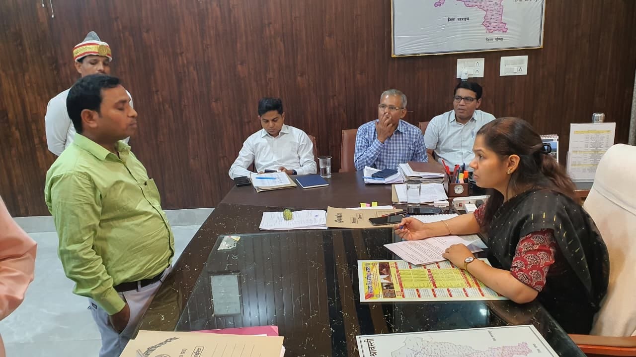 जनसुनवाई के दौरान फरियाद सुनतीं डीएम अन्नपूर्णा गर्ग।