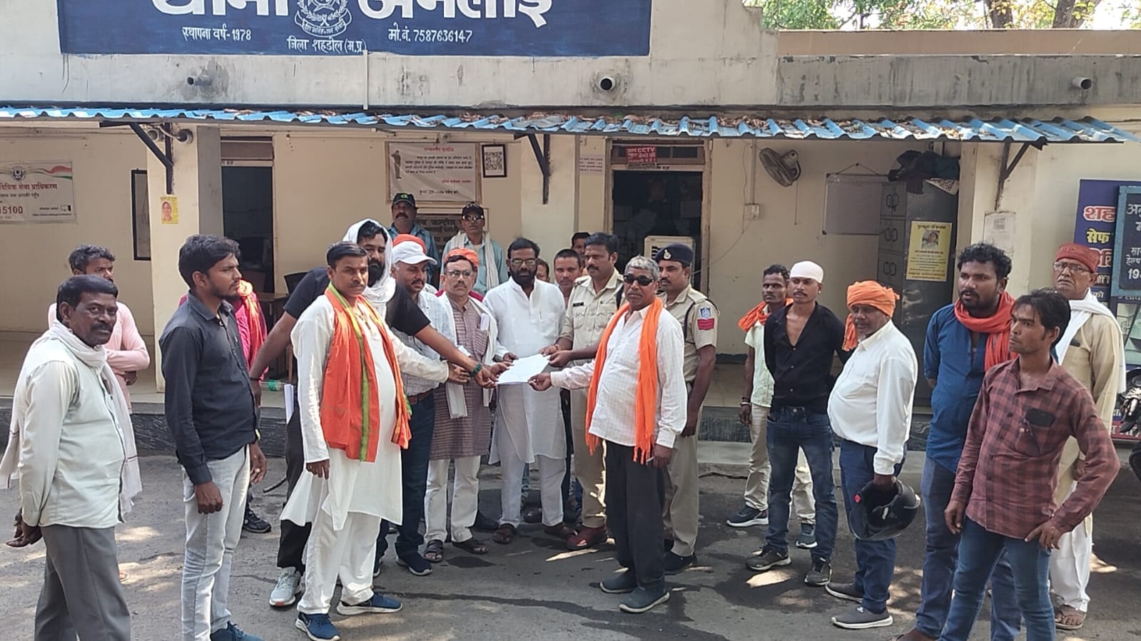 ज्ञापन सौंपते लोग।