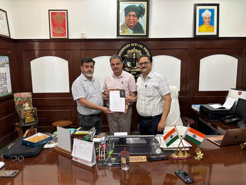 जेसीडी महानिदेशक व शिक्षक सीटों की बढ़ोतरी को जारी हुआ पत्र दिखाते हुए। कॉलेज