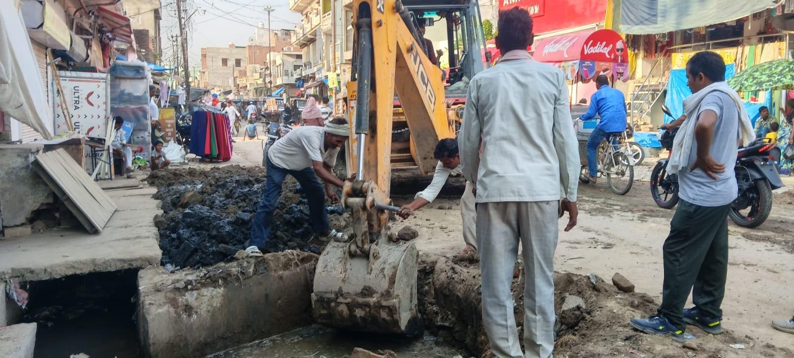 कजियारा पर नाले की सफाई करती जेसीबी। संवाद