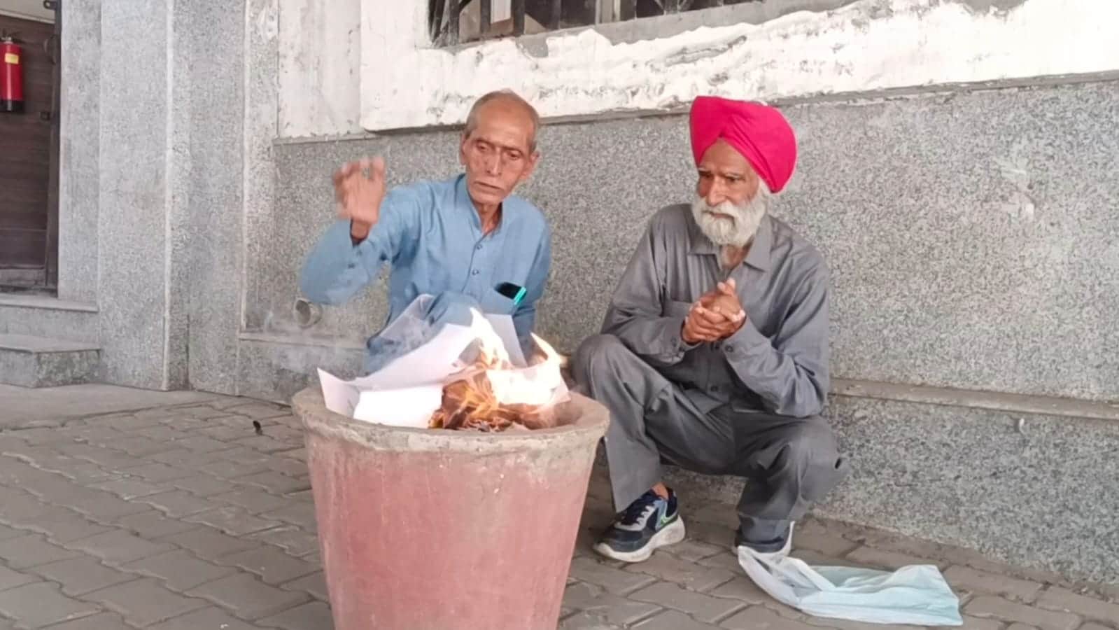कॉपी फूंकते सुरेश नारंग और हरबेल मक्कड़। स्रोत : सोशल मीडिया