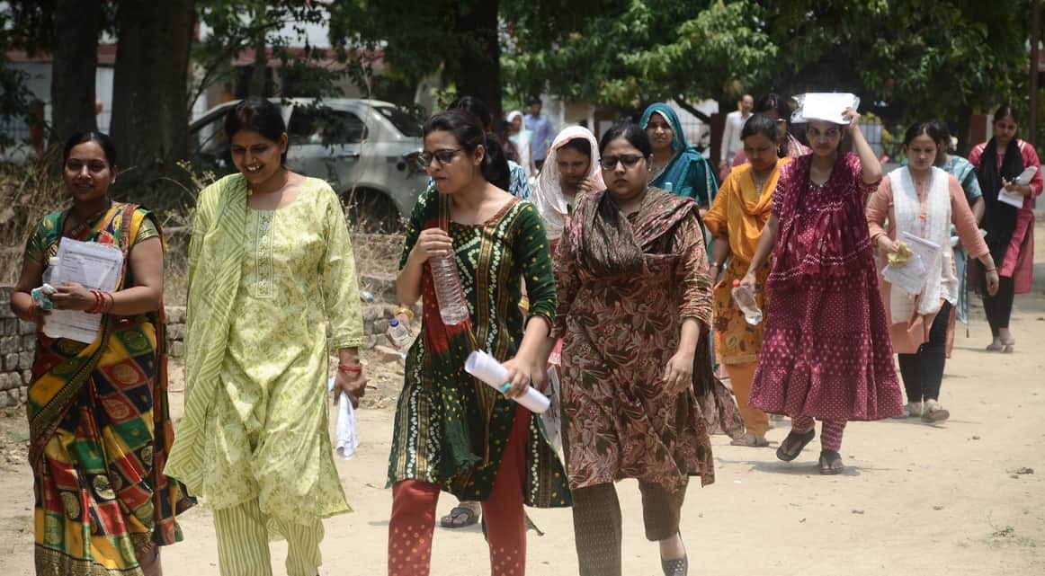 केपी कॉलेज से टीजीटी परीक्षा देकर बाहर निकलते अभ्यर्थी। संवाद