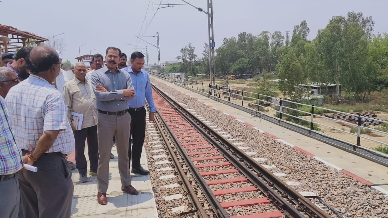 The construction of the railway elevated track will be completed soon.