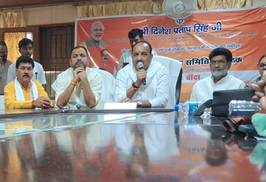 कार्यकताओं से बातचीत करते प्रभारी मंत्री दिनेश प्रताप सिंह।