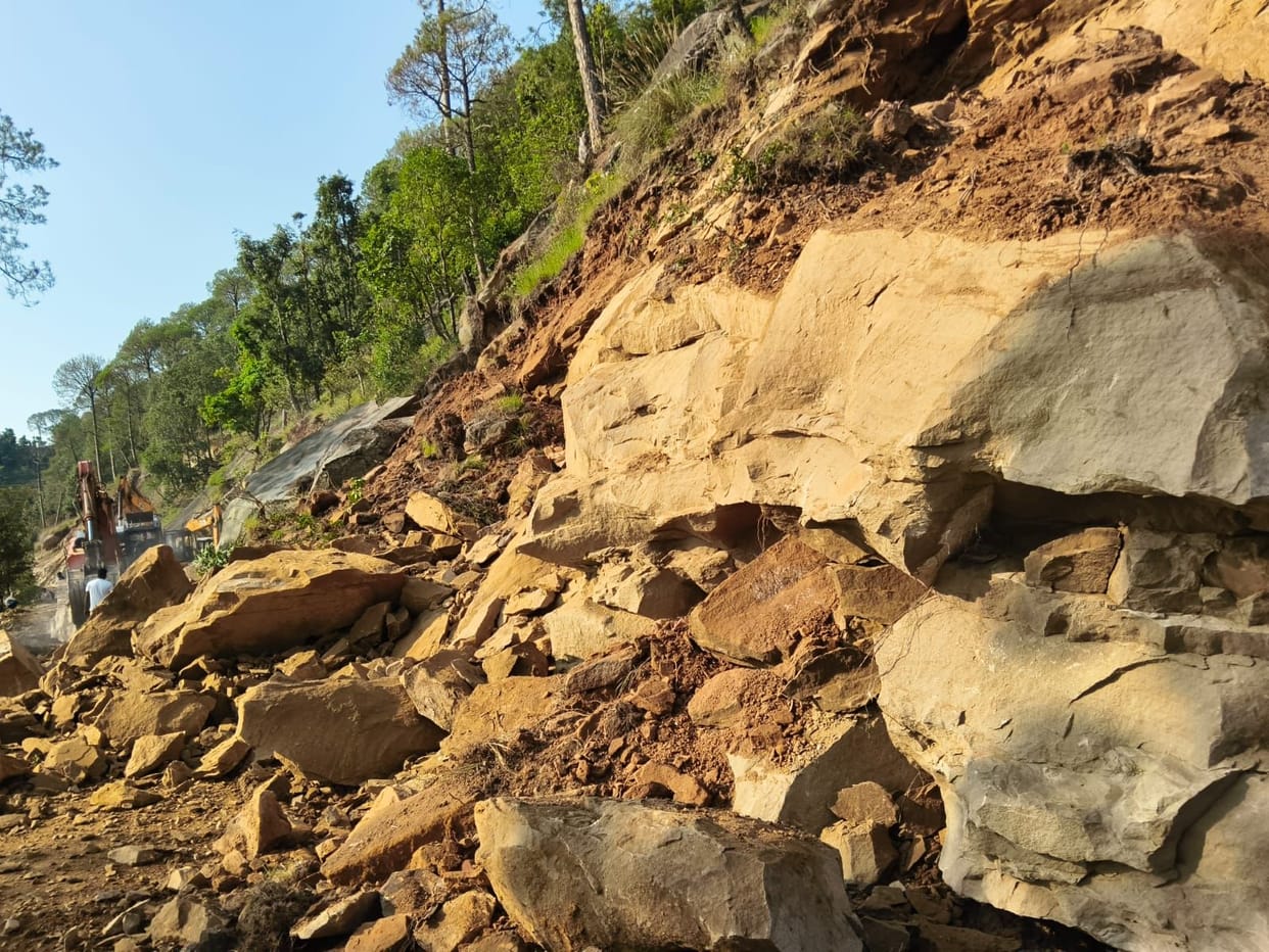 Traffic on the National Highway in Kotli remained completely halted for 3 hours.
