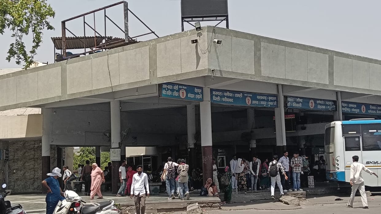Buses going to Delhi stop after 6:40 pm.