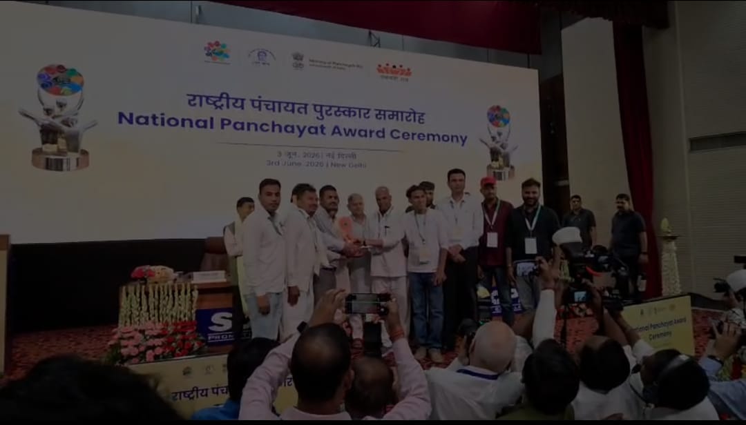 Virharu Gram Panchayat receives 1 crore rupees for development, ranks third in the country for sustainable development at the national level, and Union Minister SP Singh Baghel presents a shield to the village head.