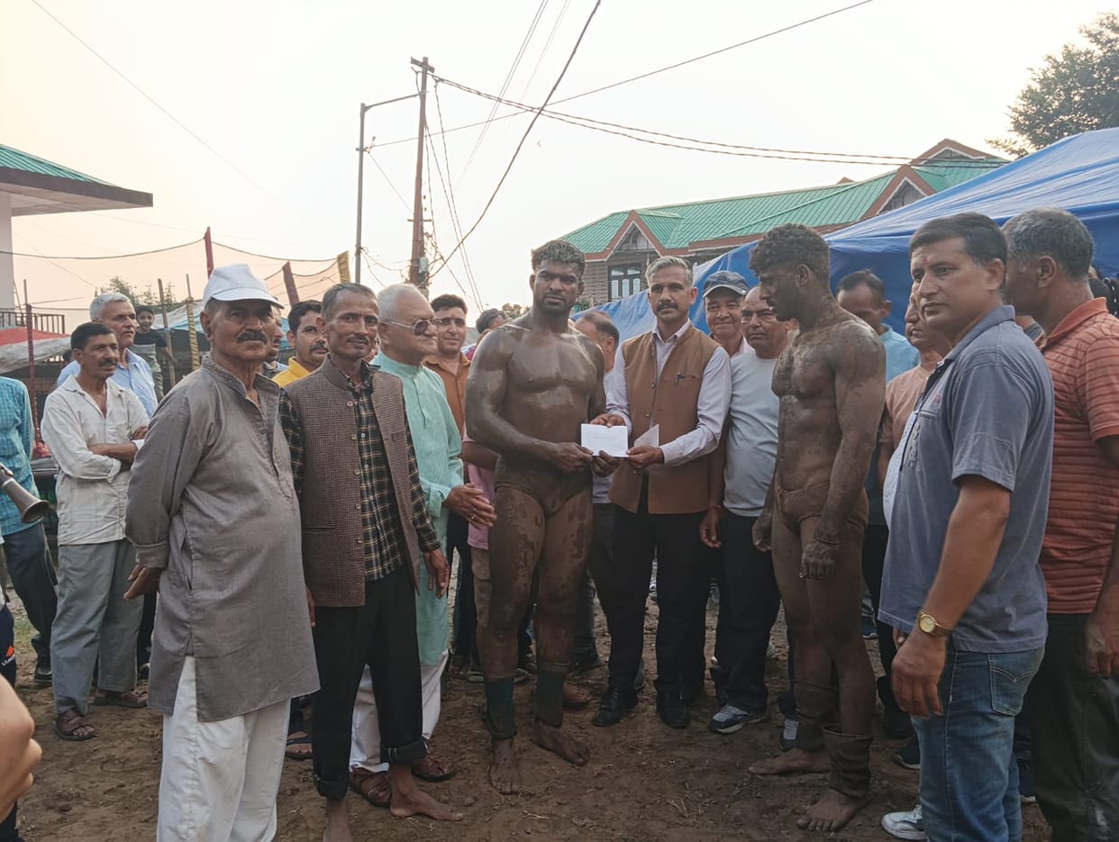 Rajat of Kangra won the title of Big Gardener of Khaniyara.