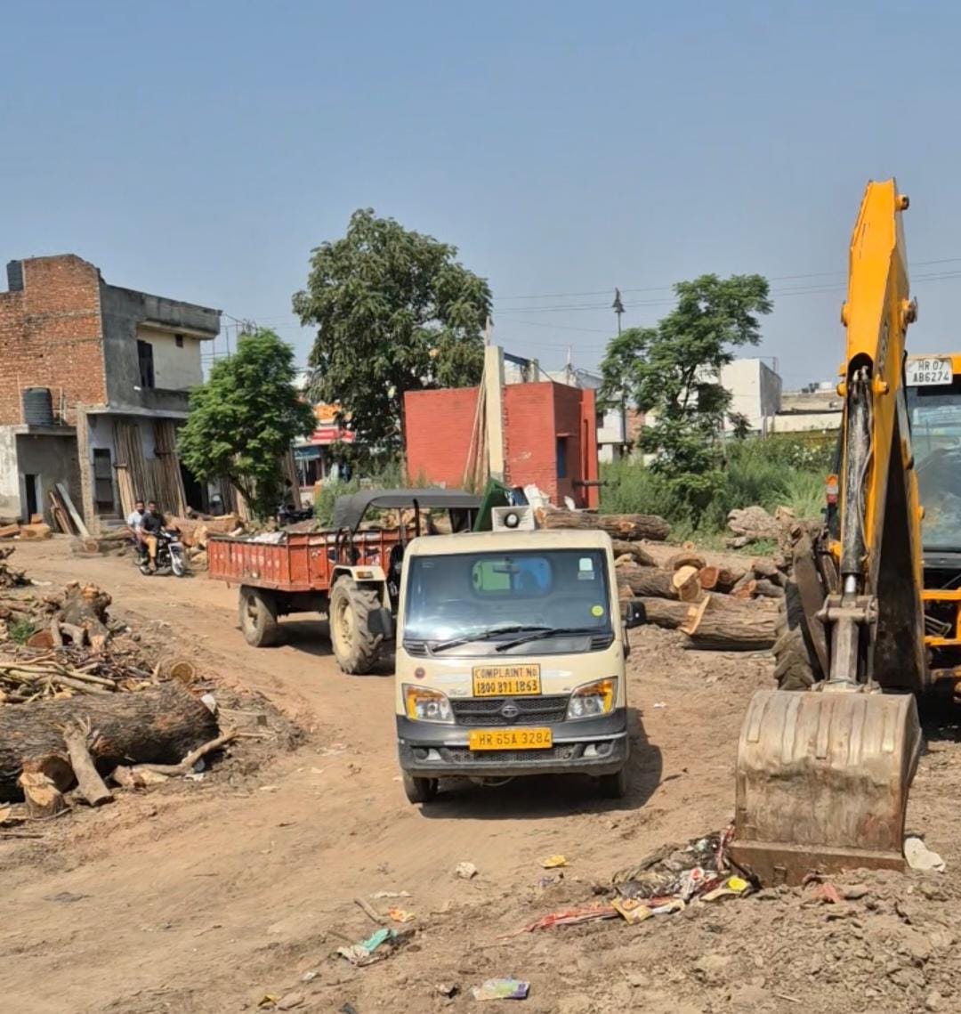 People protested against dumping of garbage, blocked the road with wooden logs and sent the tippers back empty-handed.
