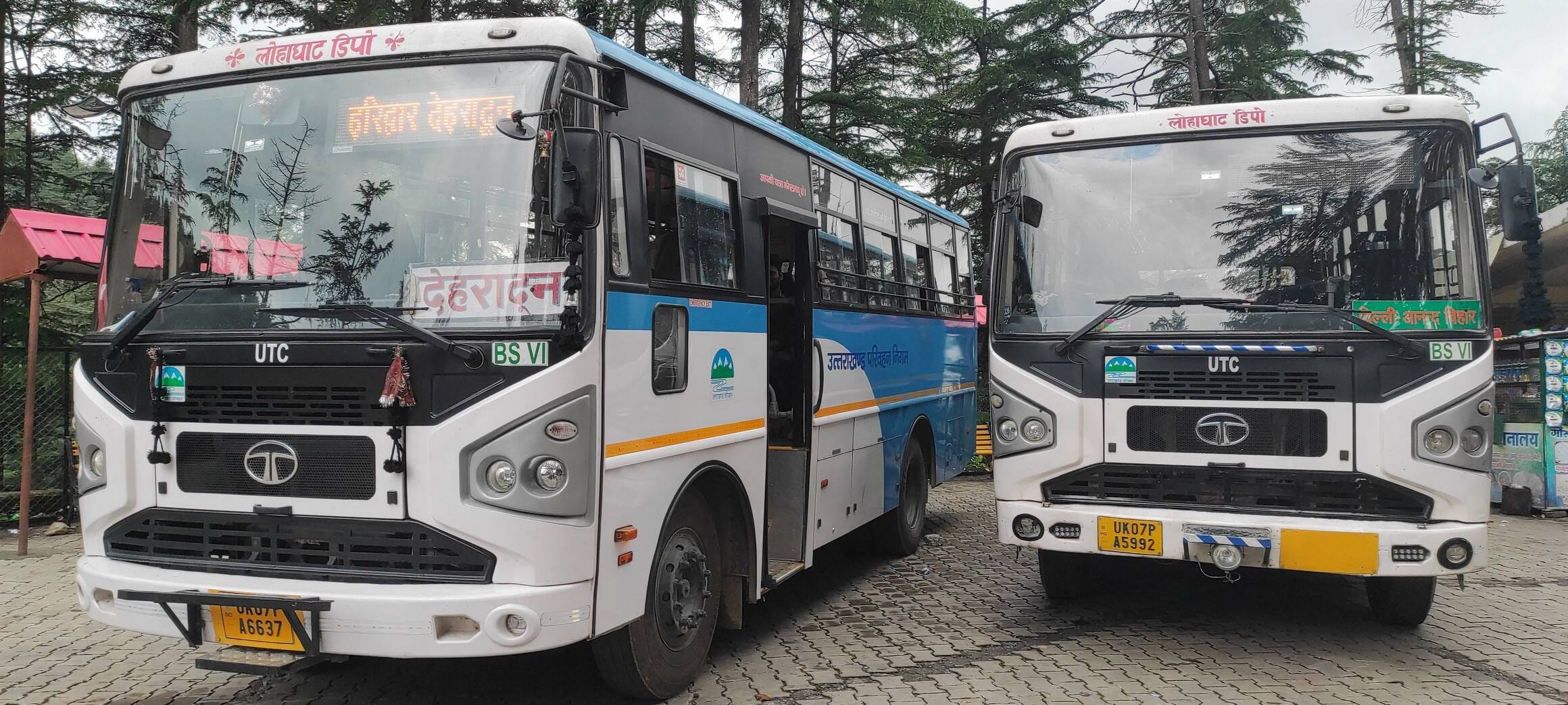 लोहाघाट से मैदानी क्षेत्रों को जाने के लिए तैयार रोडवेज बसें। संवाद
