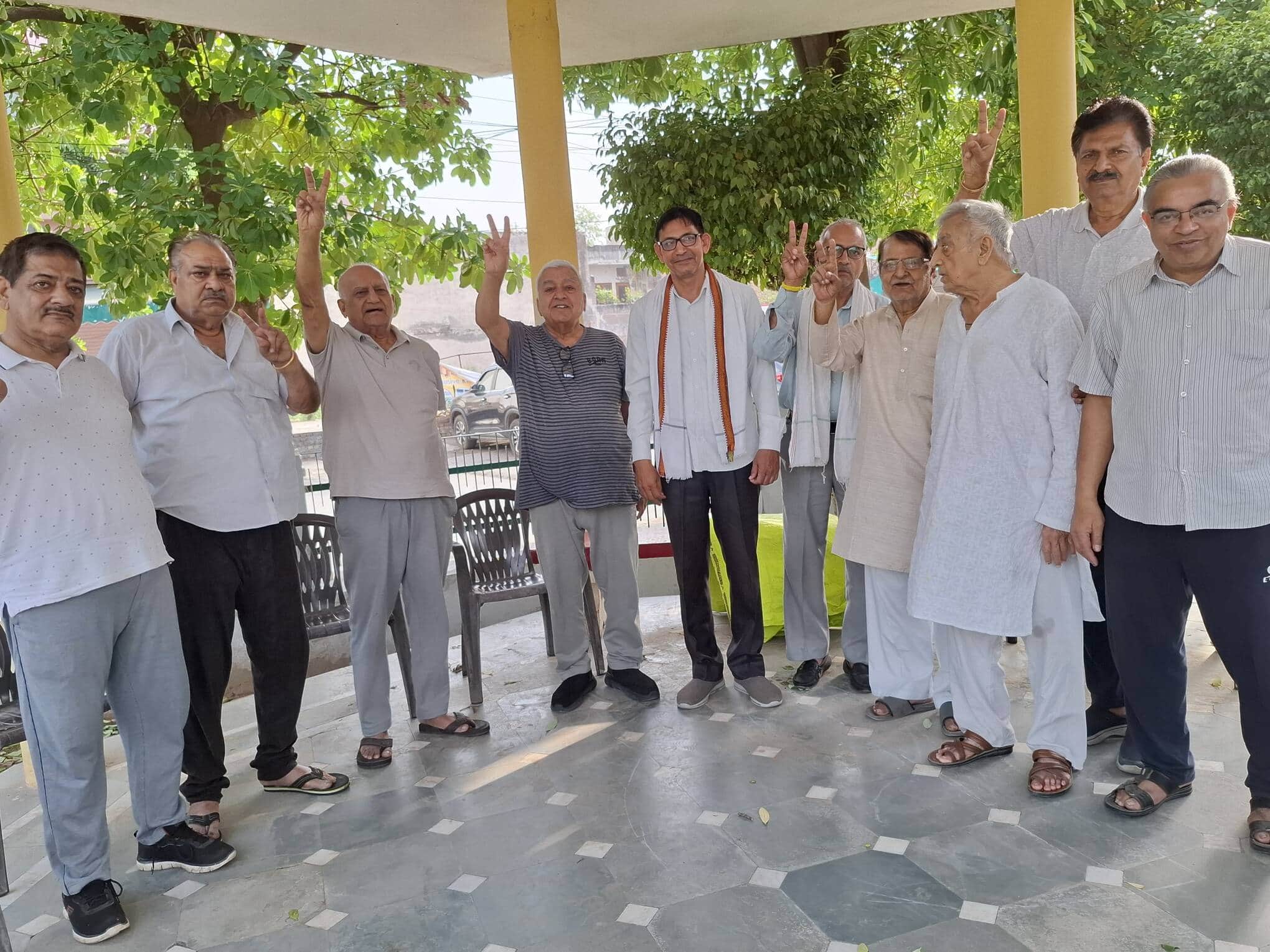 मांगों को लेकर जानकारी देते सीनियर सिटीजंस। स्रोत : संगठन