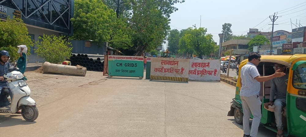 Station construction work has begun at Hariparvat intersection, with the service road closed. In the second corridor, a track is being built from Agra Cantt to Kalindi Vihar. By December, the track will be completed from Agra Cantt to Bhagwan Talkies.
