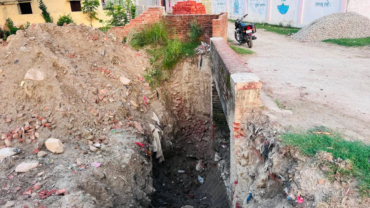Work on installing gates on Ram Janaki Ghat culvert begins