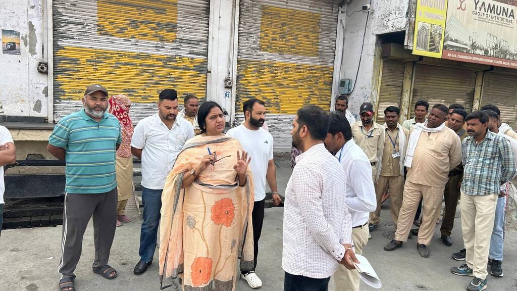 Mayor inspects park, warns staff found without uniform