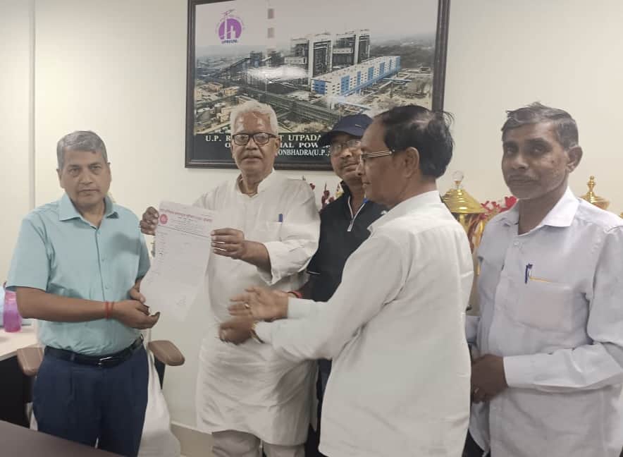 ओबरा तापीय परियोजना के मुख्य महाप्रबंधक इंजीनियर दूधनाथ को पत्र देते हाइड्रो इलेक्ट्रिक इंप्लाइ