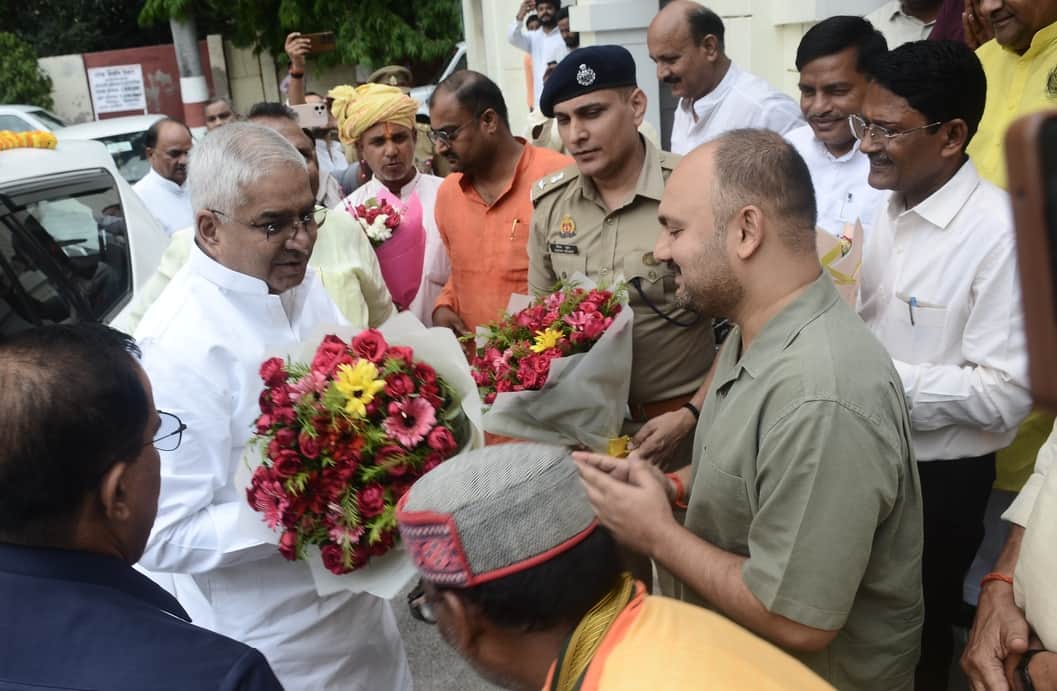 पीडब्ल्यूडी डाक बंगला पहुंचे प्रभारी मंत्री मयंकेश्वर शरण सिंह का स्वागत करते डीएम अभिषेक पांड