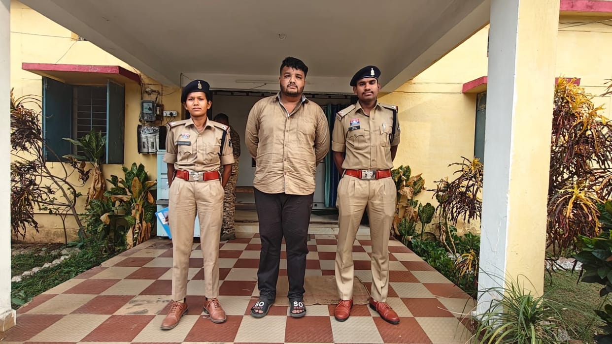 Accused arrested for snatching chain from neck thinking it was gold necklace in Kanker