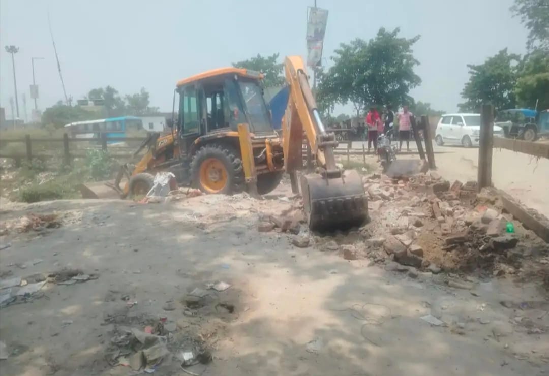 A joint team from the Railways and the local administration removed encroachments.