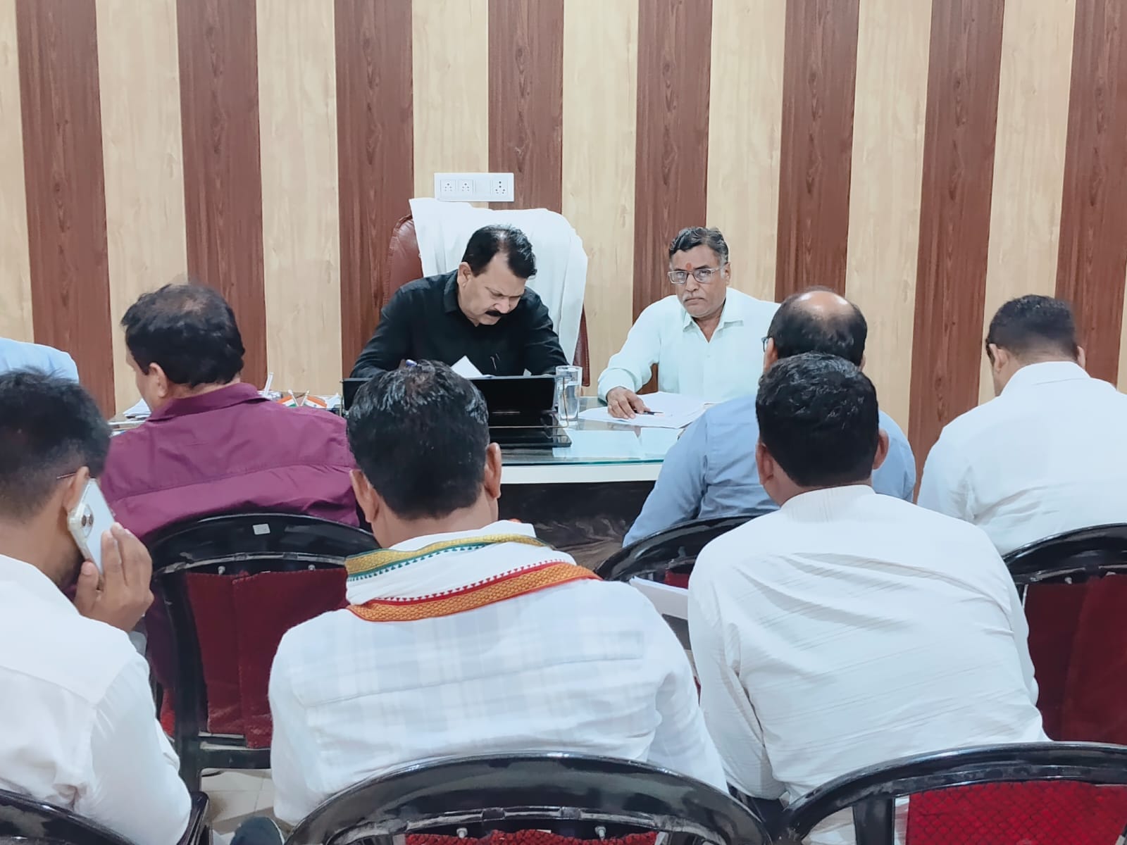 सचियों के संग बैठक करते खंड विकास अधिकारी। स्रोत: विभाग
