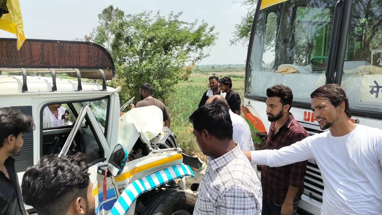 Bus-pickup collides near Hindon bridge, driver injured