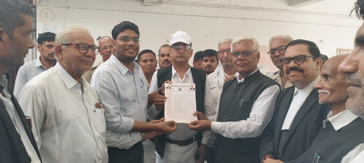Advocates submitted a memorandum to the Tehsildar on the arbitrariness of the Naib Tehsildar.