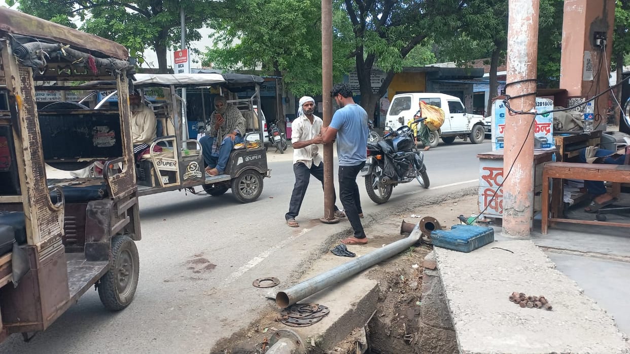 A vehicle hit a water supply line, causing water shortages in several neighborhoods.
