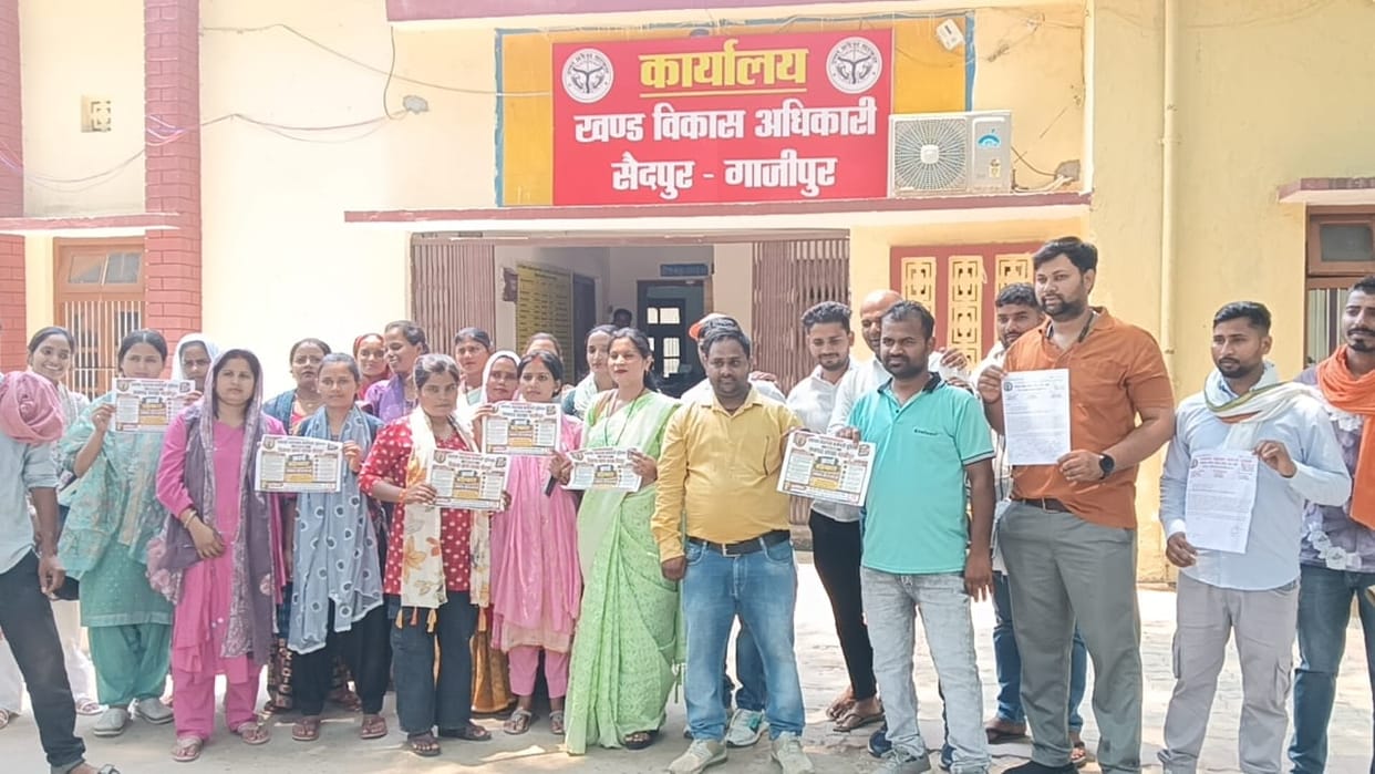 Panchayat assistants submitted a memorandum to the BDO