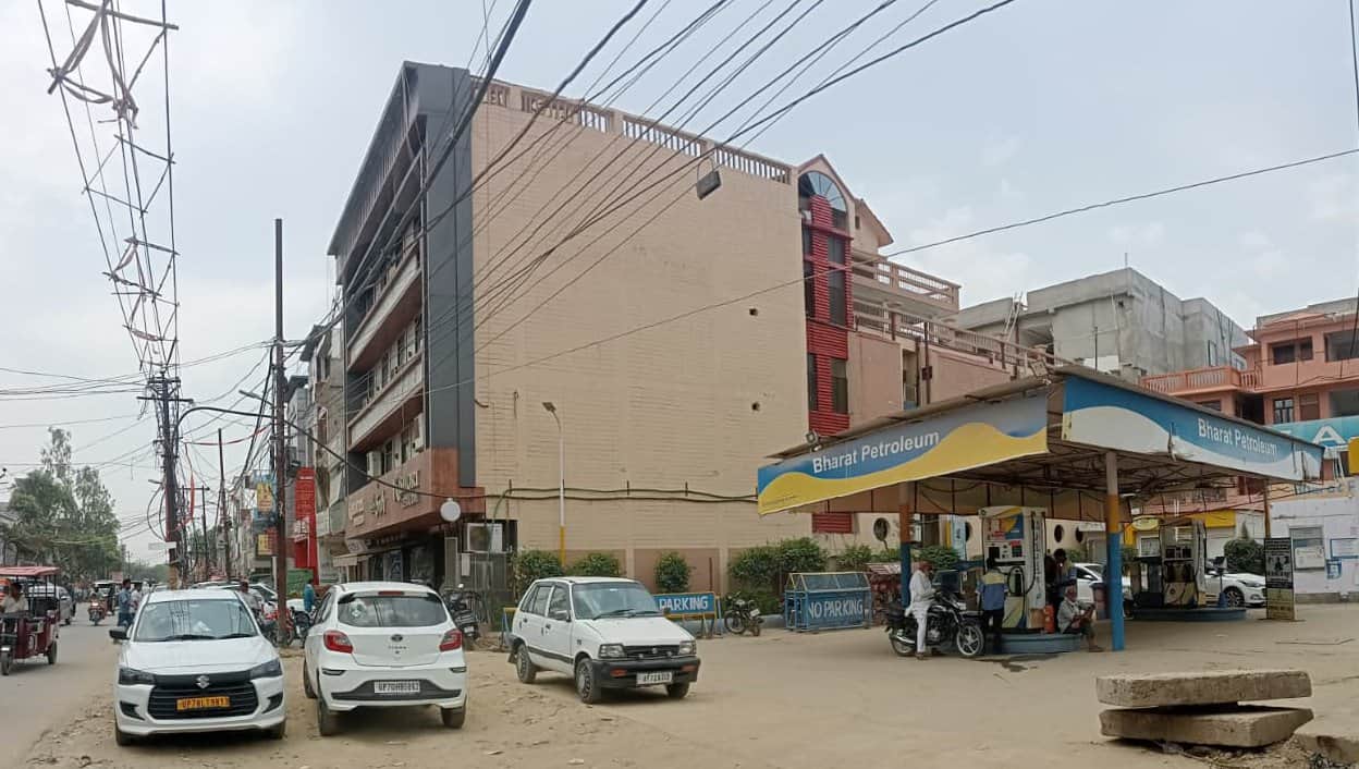 शहर के बाबागंज स्थित होटल के बगल में स्थित पेट्रोल पंप। संवाद