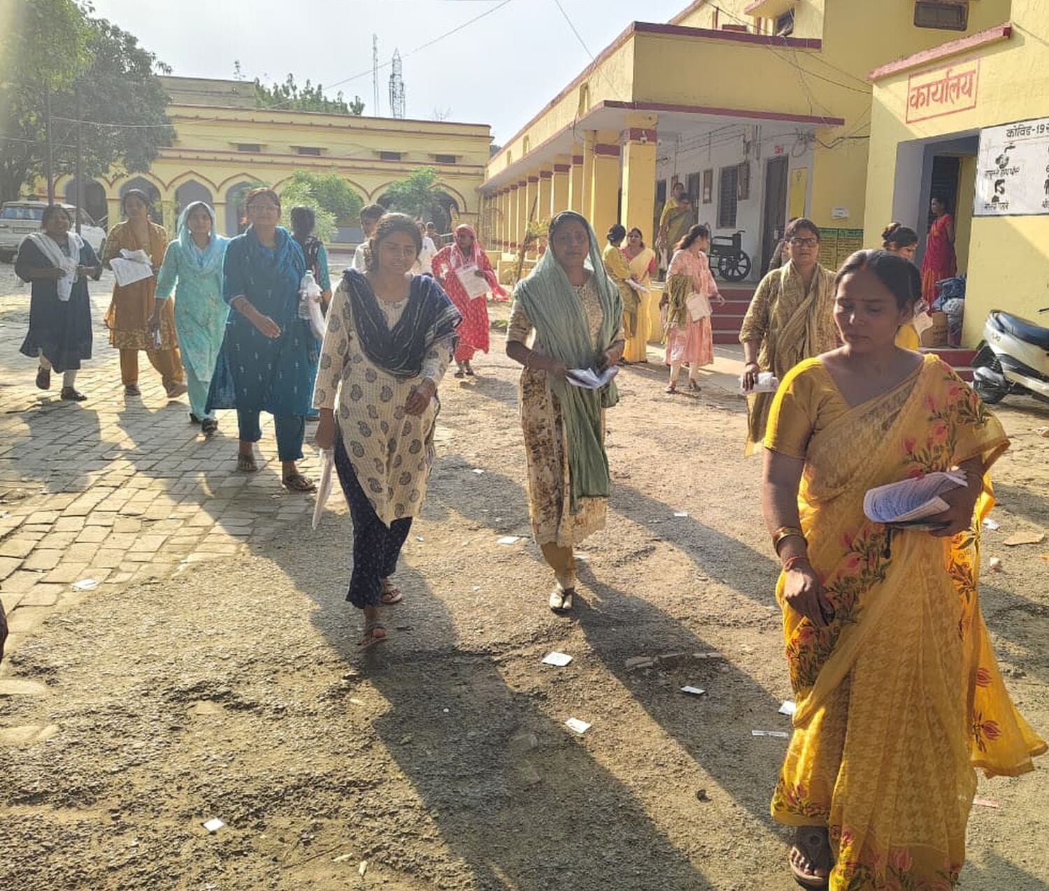 शहर के केशकुमारी राजकीय बालिका इंटर कॉलेज से परीक्षा देकर बाहर निकलते अभ्यर्थी। संवाद