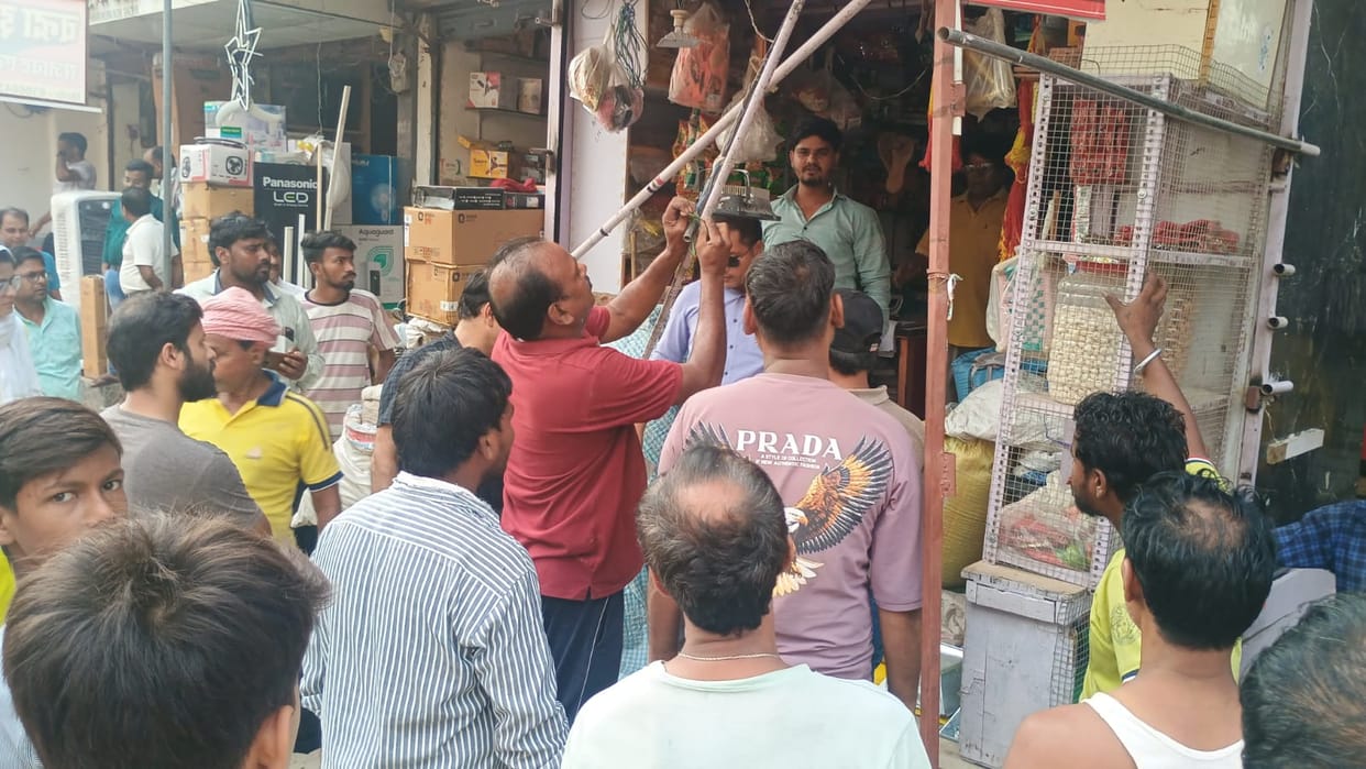 The municipal team confiscated goods from 10 shops and removed encroachment
