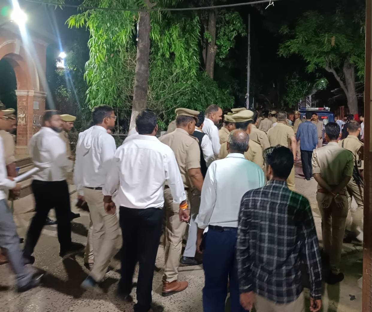 Police and lawyers clash in court premises, causing commotion