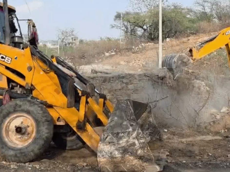 Encroachment removed from government land worth 150 crores in Udaipur, illegal houses of land mafia bulldozed