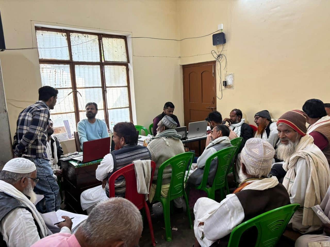वक्फ संपत्तियों की पोर्टल पर इंट्री कराते मुतावल्ली और प्रबंधक। संवाद