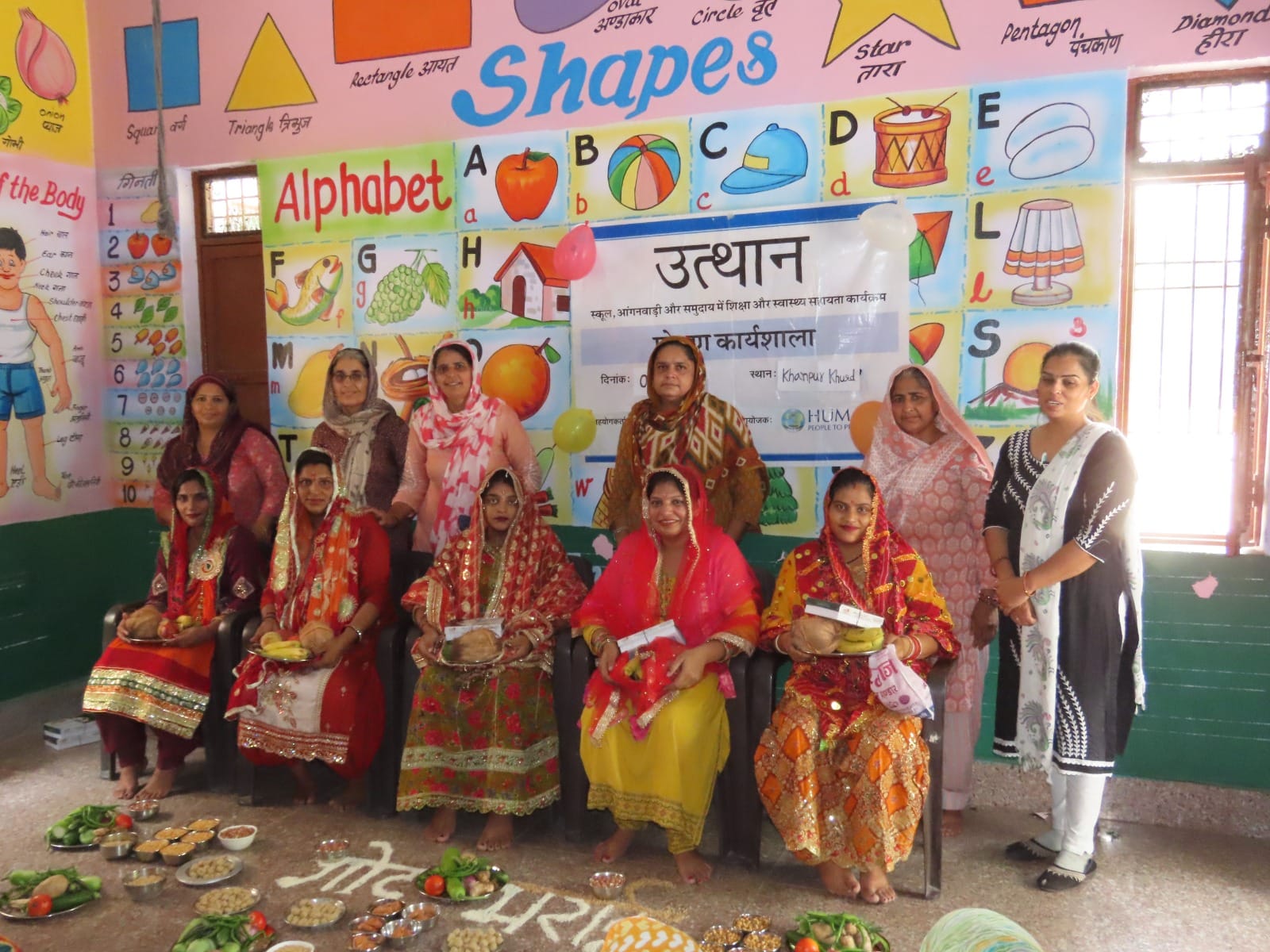 04jjrp15- खानपुर खुर्द गांव में महिलाओं की गोद भराई की रस्म पूरी करते कार्यकर्ता। स्रोत : आयोजक
