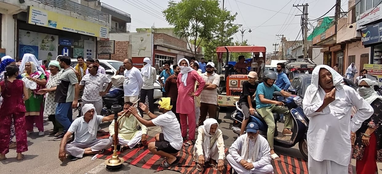 Uproar over closure of Bagh Wali Gali, people sit on road with councillor