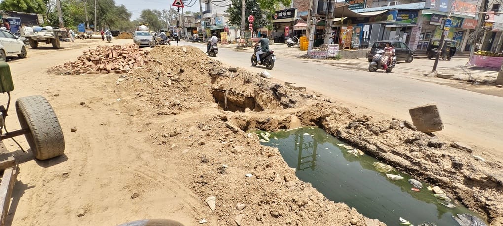 Work on a leak in the drainage line was halted, and after the councillor's intervention, officials carried out repairs.
