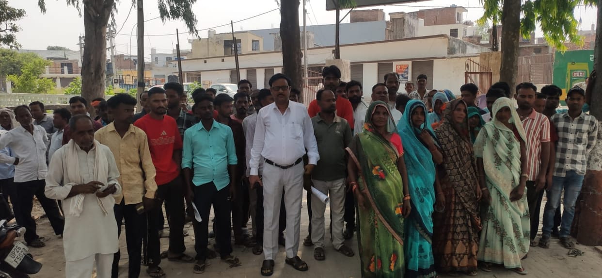 Two girls who had come to the Bhandara were tried for kidnapping, but were rescued after a siege.