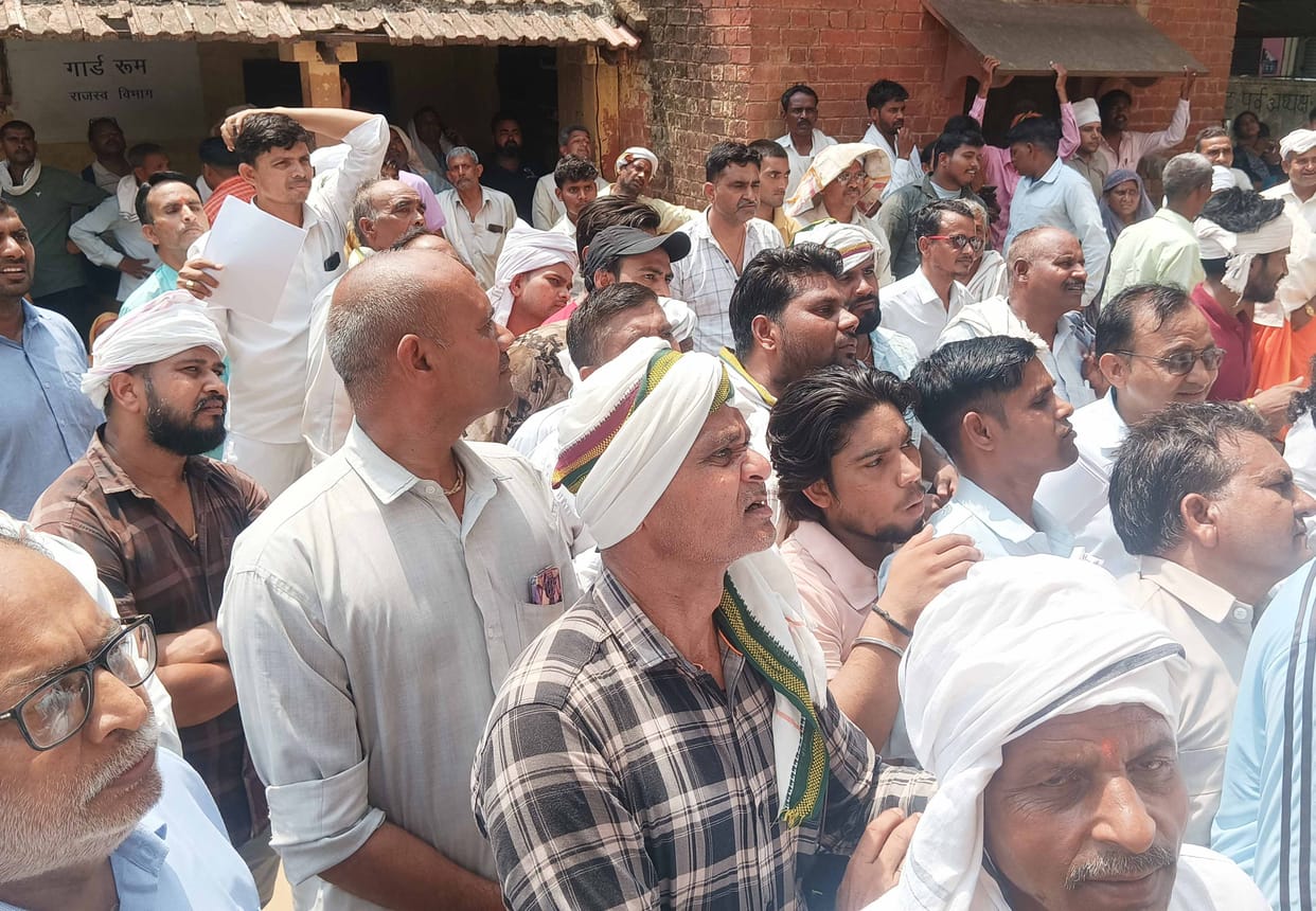 A scuffle ensued for deeds, commotion at the sub-registrar's office, and the crowd spiraled out of control due to server failure. Police took control, and only 22 deeds were processed throughout the day.