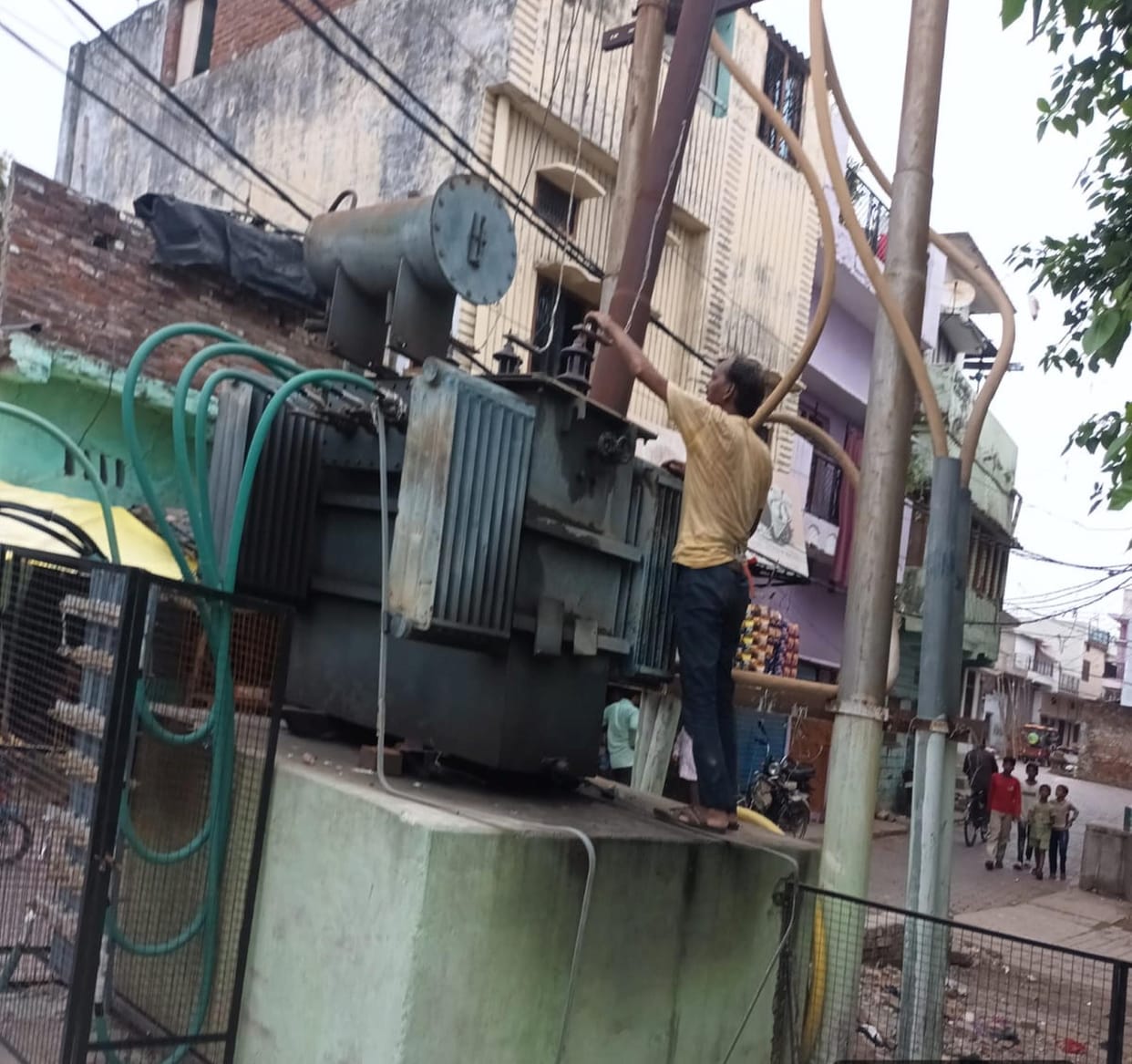 Electricity supply stopped overnight, residents suffering in the heat.