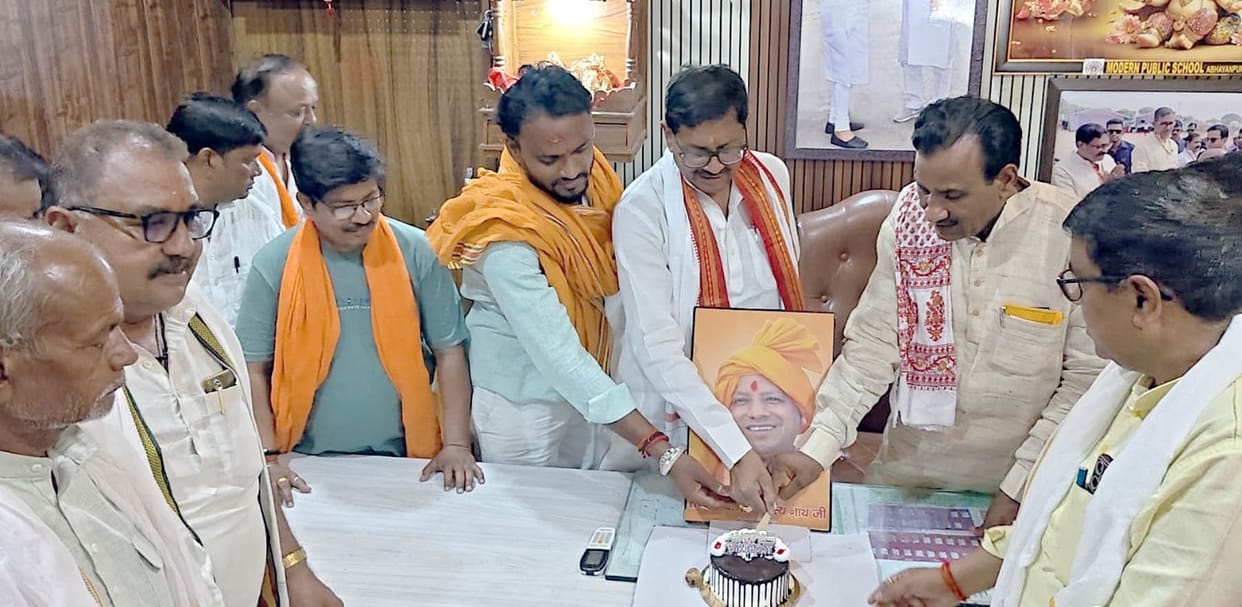 Chief Minister's birthday celebrated by cutting a cake