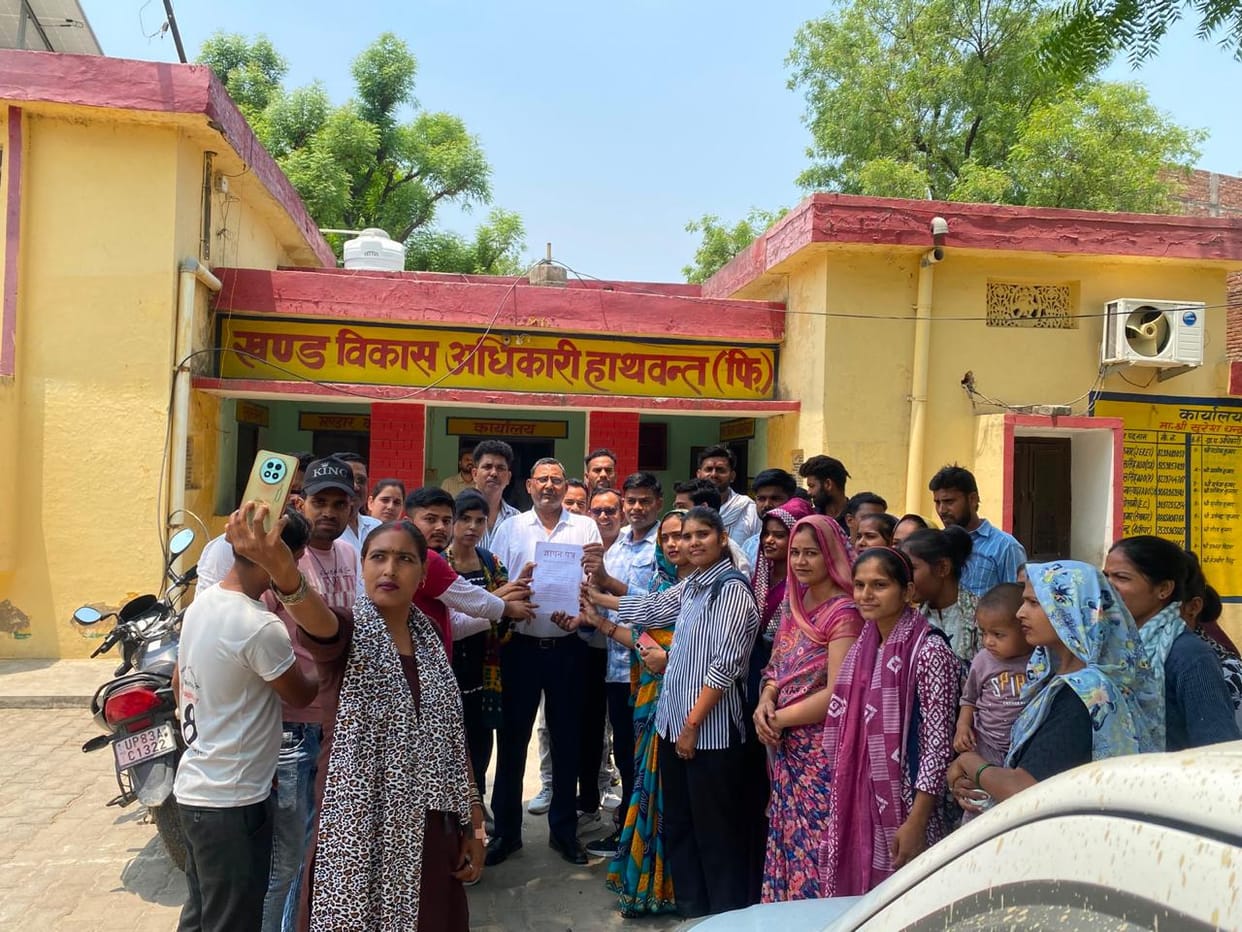 Panchayat assistants protest demanding 30,000 honorarium and mobile phones